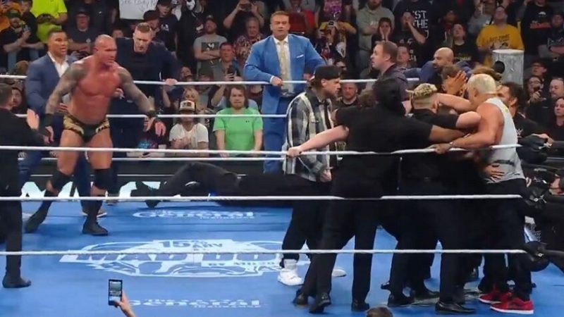 عراك عنيف بين كودي رودز وراندي أورتن في عرض “سماكداون” (فيديو)