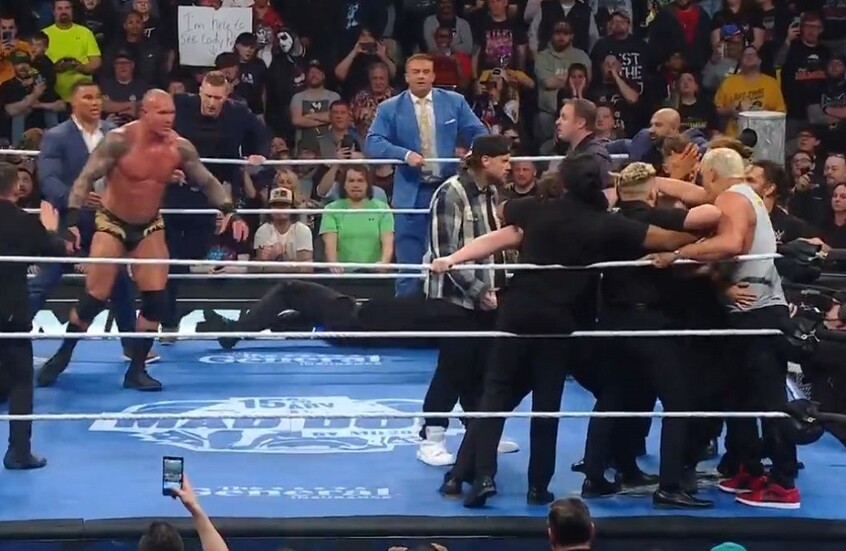 عراك عنيف بين كودي رودز وراندي أورتن في عرض “سماكداون” (فيديو)