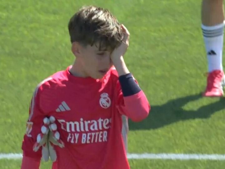 بكاء نجل الأسطورة كاسياس بسبب خطأ أمام برشلونة (فيديو)