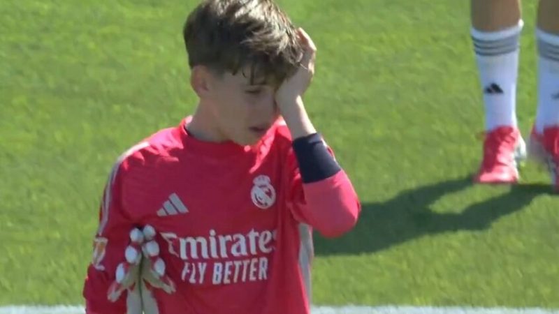 بكاء نجل الأسطورة كاسياس بسبب خطأ أمام برشلونة (فيديو)