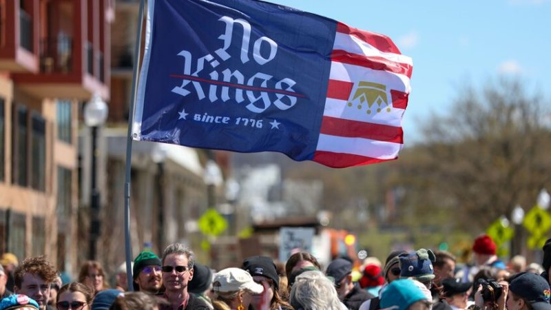 احتجاجات “No Kings” تكتسح الولايات المتحدة.. ملايين يخرجون ضد ترامب