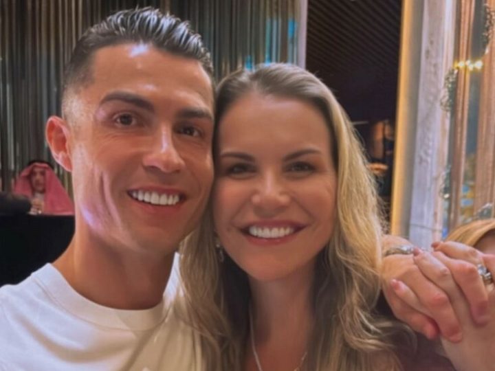 كريستيانو رونالدو يرسل مع شقيقته هدية لطبيب العائلة (صور)