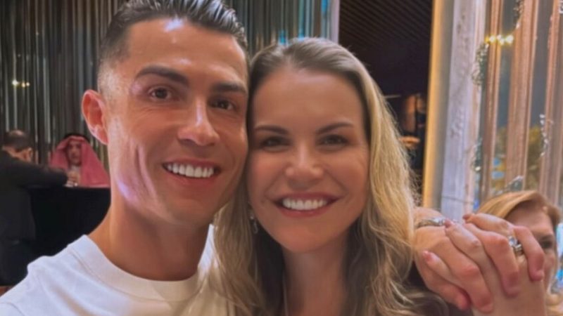 كريستيانو رونالدو يرسل مع شقيقته هدية لطبيب العائلة (صور)