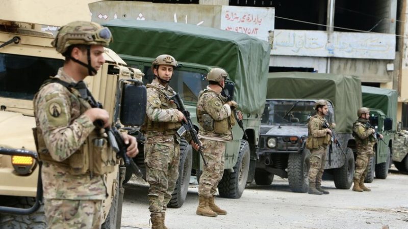 الجيش اللبناني: مقتل جندي وإصابة آخر في قصف إسرائيلي استهدف حاجزا للجيش