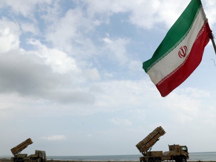 إيران تقر رسميا قانونا يفرض سيادتها وسلطة القوات المسلحة على مضيق هرمز