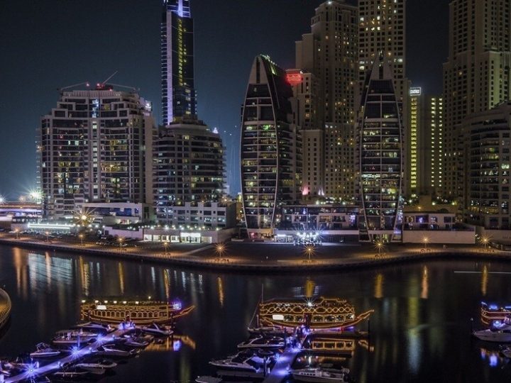 دبي: 4 إصابات في حريق منزل بسبب حطام اعتراض صاروخي