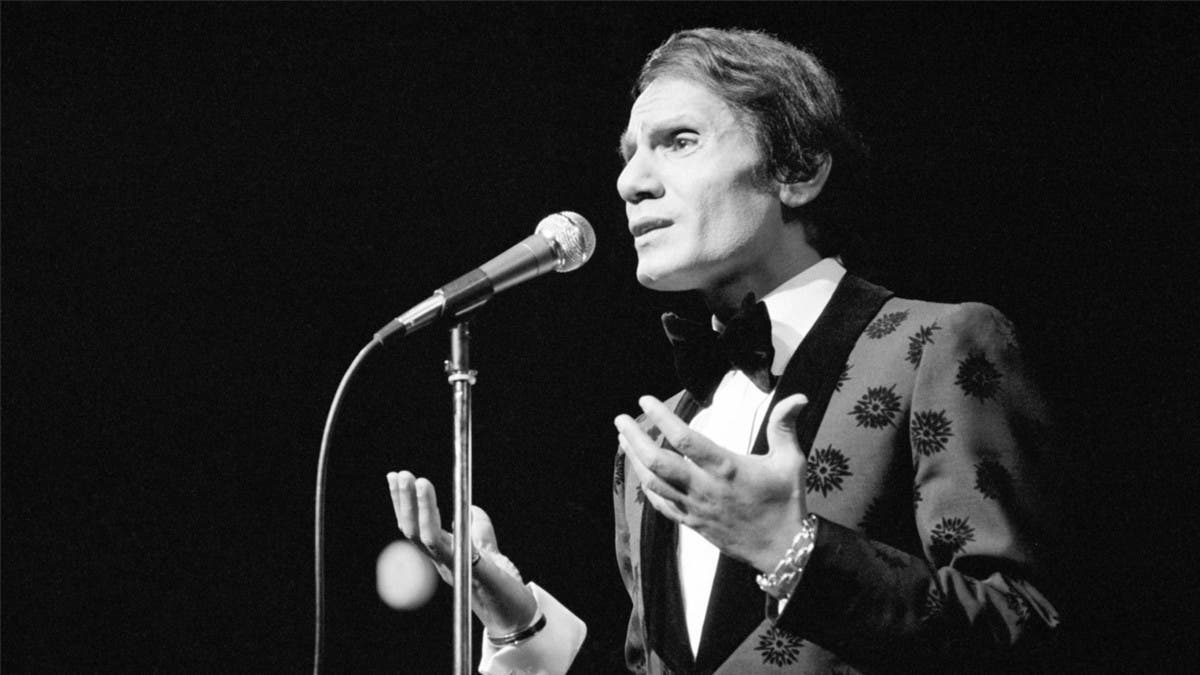 كلمات “لست قلبي” للعندليب تشعل جدلاً في مصر.. وأسرته تعلق