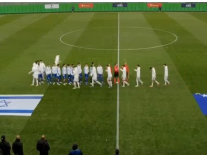 لاعبو منتخب البوسنة يتجاهلون مصافحة لاعبي إسرائيل