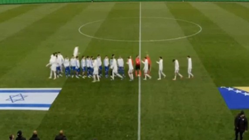 لاعبو منتخب البوسنة يتجاهلون مصافحة لاعبي إسرائيل