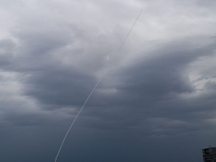 “حزب الله” يشن هجمات واسعة بالصواريخ والمسيرات على كريات شمونة ومواقع عسكرية إسرائيلية