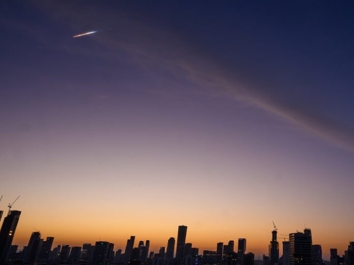 الآن.. موجات قصف صاروخي إيراني متتالية تضرب وسط إسرائيل