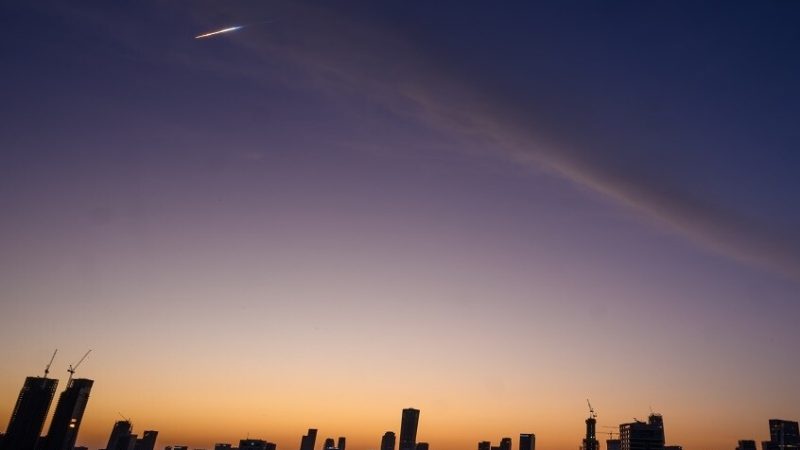 الآن.. موجات قصف صاروخي إيراني متتالية تضرب وسط إسرائيل