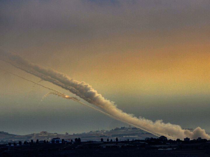 حزب الله يوجه ضربة صاروخية على تل أبيب وأسدود وعسقلان