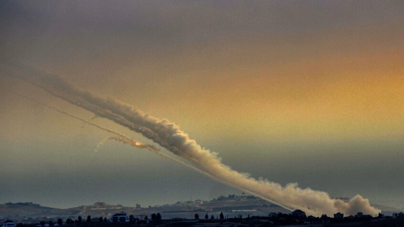حزب الله يوجه ضربة صاروخية على تل أبيب وأسدود وعسقلان