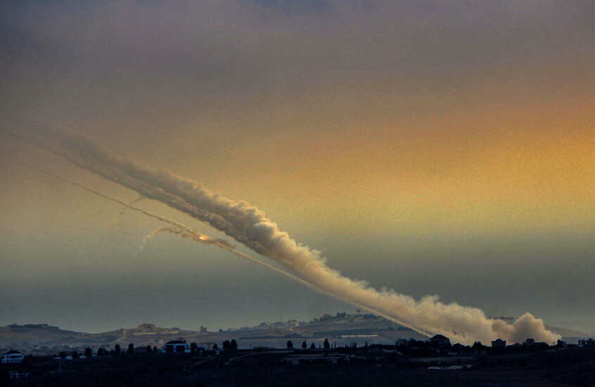 حزب الله يوجه ضربة صاروخية على تل أبيب وأسدود وعسقلان