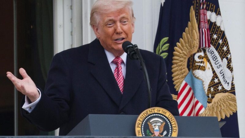 ترامب “ينكأ جراح” ماكرون: زوجته تسيء معاملته ولا يزال يترنح من الصفعة على وجهه