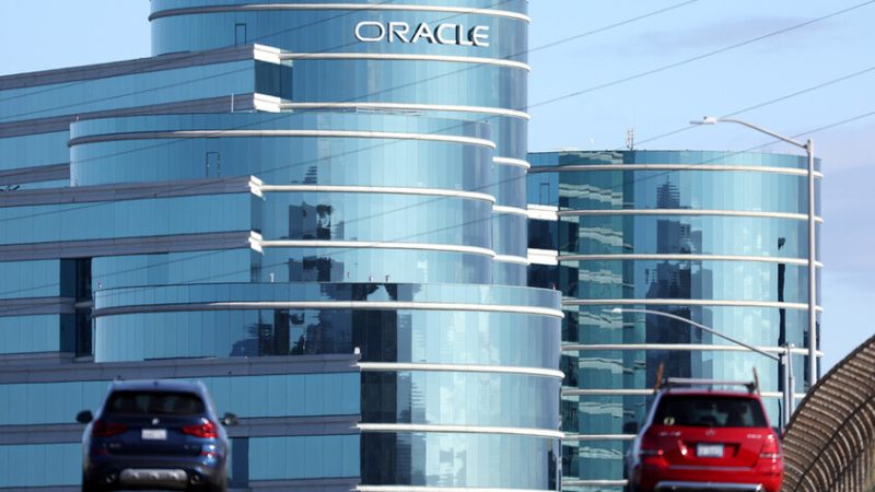 ردا على الحرس الثوري.. المكتب الإعلامي لحكومة دبي ينفي استهداف مركز بيانات “أوراكل”