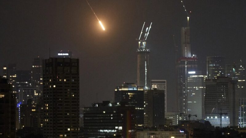 إيران تطلق موجة جديدة من الصواريخ نحو وسط إسرائيل