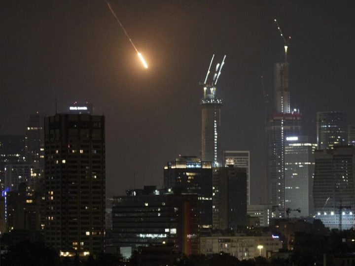 إيران تطلق موجة جديدة من الصواريخ نحو وسط إسرائيل