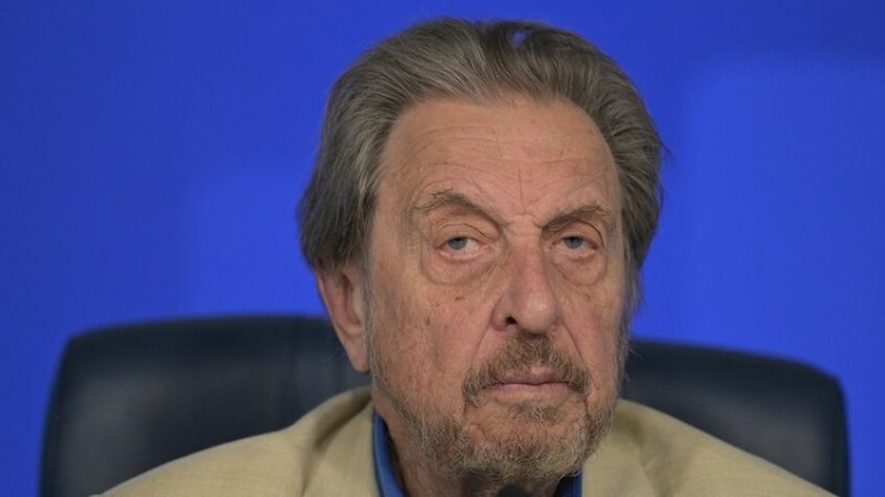 والد ماسك: 50 عائلة تحكم أوكرانيا والشعب لا صوت له