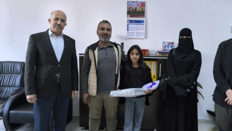 “عثرت على حقيبة مليئة بالمال”.. السلطات التركية تكرّم طفلة سورية لصدقها وأمانتها في هاتاي