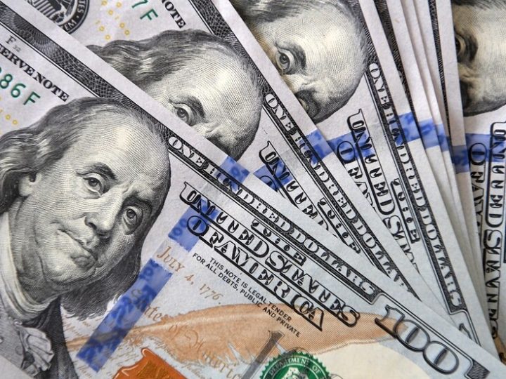 بلومبرغ: مصرف الإمارات المركزي يضخ مليارات الدولارات لتحقيق استقرار السوق