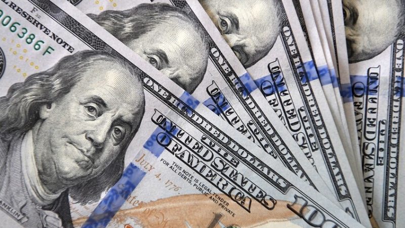 بلومبرغ: مصرف الإمارات المركزي يضخ مليارات الدولارات لتحقيق استقرار السوق