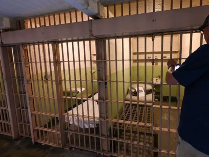 ترامب يسعى للحصول على 152 مليون دولار لإعادة فتح سجن سيئ السمعة أغلق قبل 6 عقود (صور)