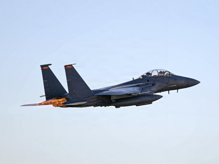 “التلغراف”: مصير طيار المقاتلة الأمريكية المفقود قد يغير مسار الحرب في إيران وهناك “سيناريو خطير”