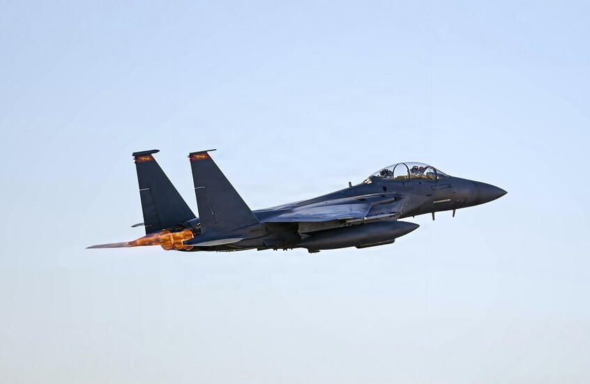 “التلغراف”: مصير طيار المقاتلة الأمريكية المفقود قد يغير مسار الحرب في إيران وهناك “سيناريو خطير”