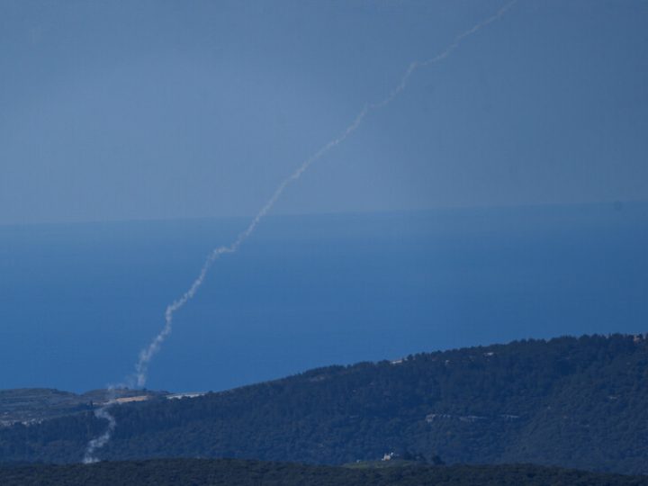 غارات إسرائيلية ليلية وهجمات صاروخية لحزب الله فجر الأحد في جنوب لبنان