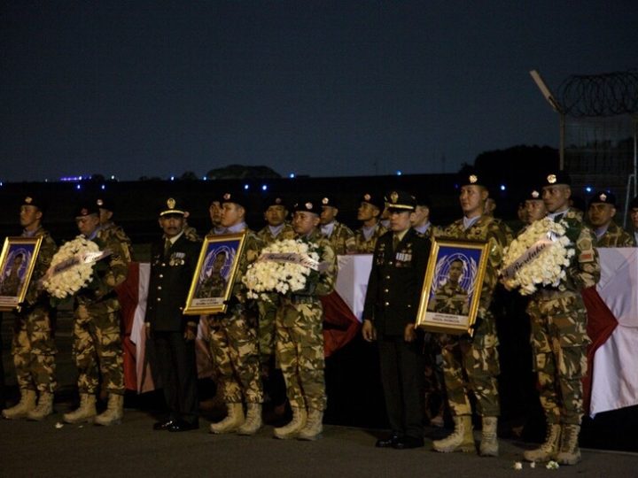 آلاف الإندونيسيين يتجمعون أمام السفارة الأمريكية في جاكرتا إثر مقتل 3 من جنودهم في لبنان (فيديو)