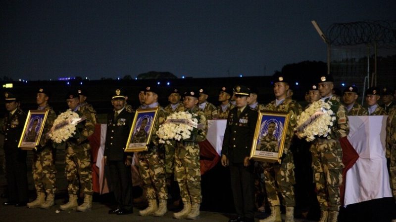 آلاف الإندونيسيين يتجمعون أمام السفارة الأمريكية في جاكرتا إثر مقتل 3 من جنودهم في لبنان (فيديو)