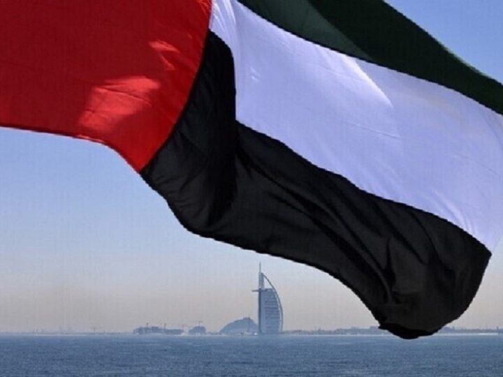 إصابة 4 أشخاص في ميناء خورفكان بالإمارات بعد سقوط شظايا مسيرة جوية