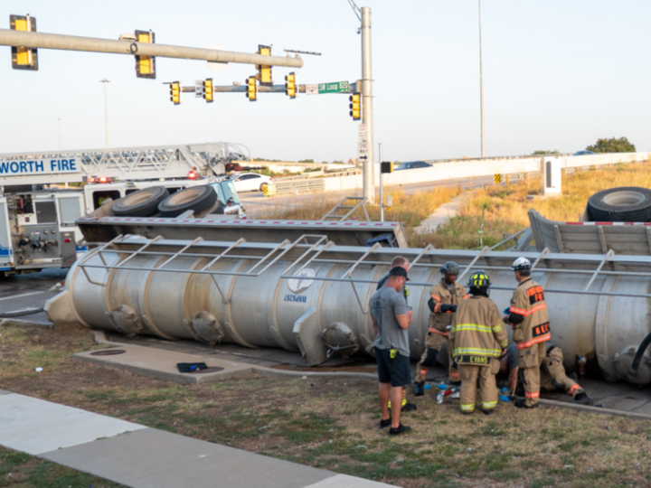 تكساس: حريق هائل في صهريج وقود بعد اصطدامه بخطوط كهرباء وإصابة السائق بحالة حرجة