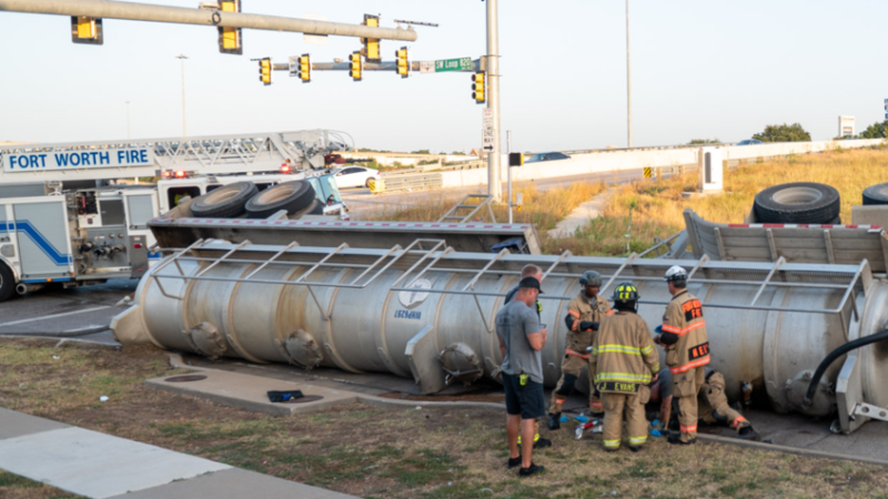 تكساس: حريق هائل في صهريج وقود بعد اصطدامه بخطوط كهرباء وإصابة السائق بحالة حرجة