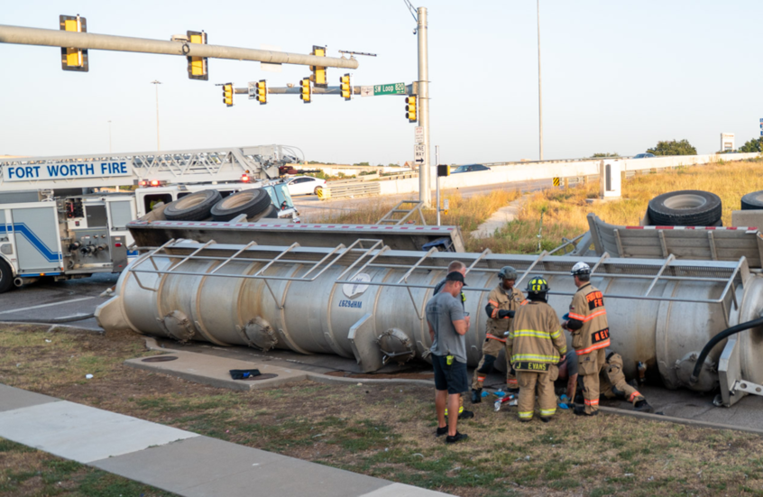 تكساس: حريق هائل في صهريج وقود بعد اصطدامه بخطوط كهرباء وإصابة السائق بحالة حرجة