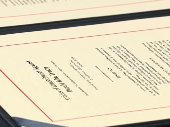 ما حقيقة توقيع مذكرة عزل ترامب؟ (فيديو)