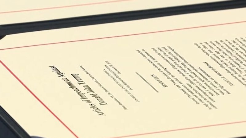 ما حقيقة توقيع مذكرة عزل ترامب؟ (فيديو)