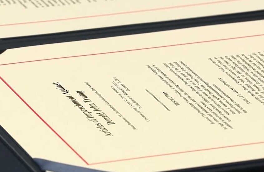 ما حقيقة توقيع مذكرة عزل ترامب؟ (فيديو)