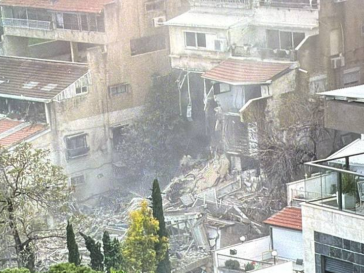 تحقيقات إسرائيلية: صاروخ إيراني “غير مألوف” لو انفجر رأسه الحربي لأحدث دمارا هائلا في حيفا