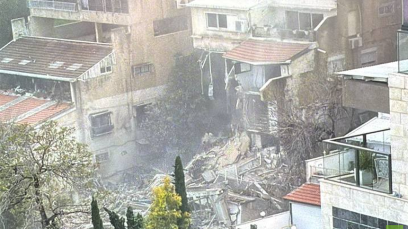 تحقيقات إسرائيلية: صاروخ إيراني “غير مألوف” لو انفجر رأسه الحربي لأحدث دمارا هائلا في حيفا