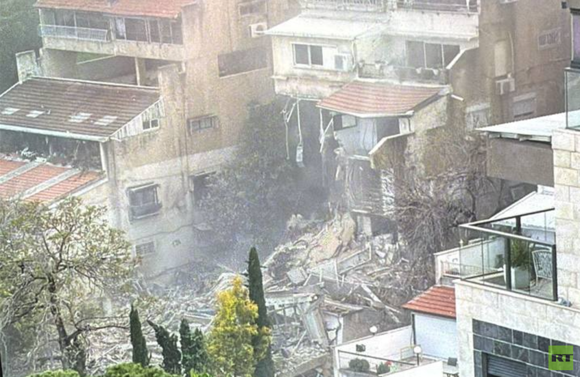 تحقيقات إسرائيلية: صاروخ إيراني “غير مألوف” لو انفجر رأسه الحربي لأحدث دمارا هائلا في حيفا