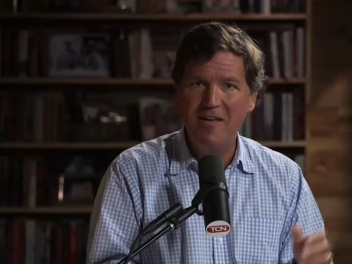 تاكر كارلسون: ترامب “يدنس المسيحية والإسلام” في عيد الفصح ولا يمكن للمؤمنين دعم جرائم الحرب