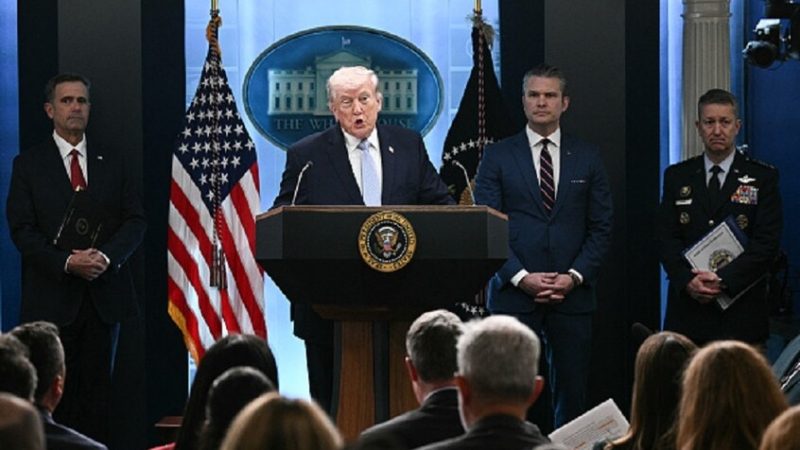 كارلسون يذكر ترامب بالمدنيين والأبرياء بعد تهديداته بتدمير بنية إيران التحتية