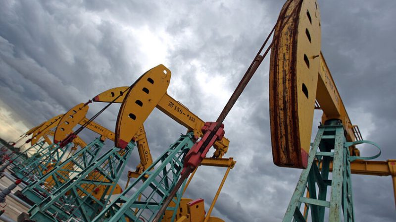 تراجع حاد في أسعار النفط بعد إعلان ترامب عن هدنة لمدة أسبوعين