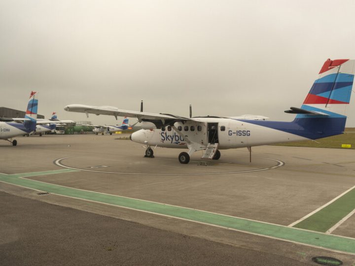 صحيفة: شركات طيران بريطانية تلغي رحلات بسبب غلاء أسعار الوقود