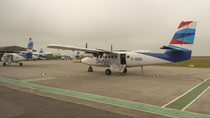 صحيفة: شركات طيران بريطانية تلغي رحلات بسبب غلاء أسعار الوقود