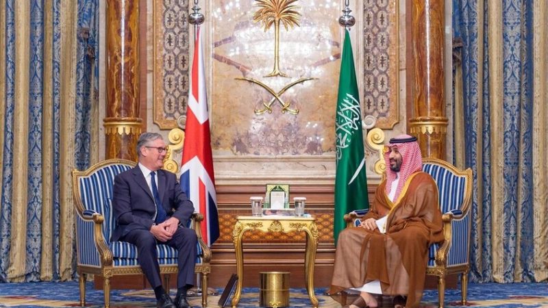 ولي العهد السعودي ورئيس الوزراء البريطاني يستعرضان التطورات بالمنطقة وتداعياتها الأمنية والاقتصادية