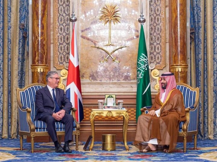 ولي العهد السعودي ورئيس الوزراء البريطاني يستعرضان التطورات بالمنطقة وتداعياتها الأمنية والاقتصادية